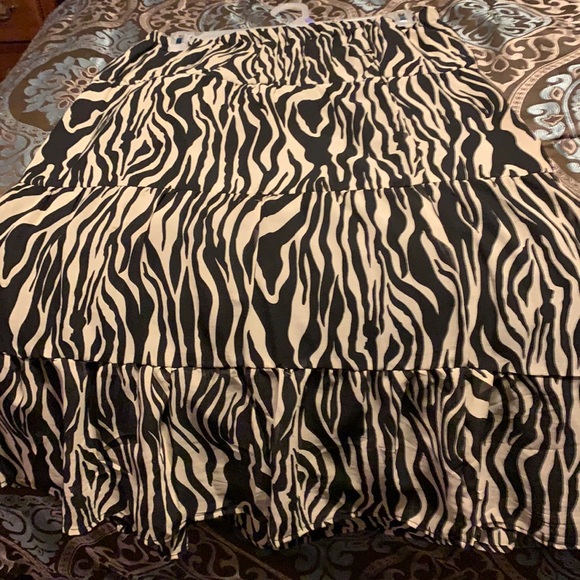 Black and Gold skirt - Picture 1 of 2